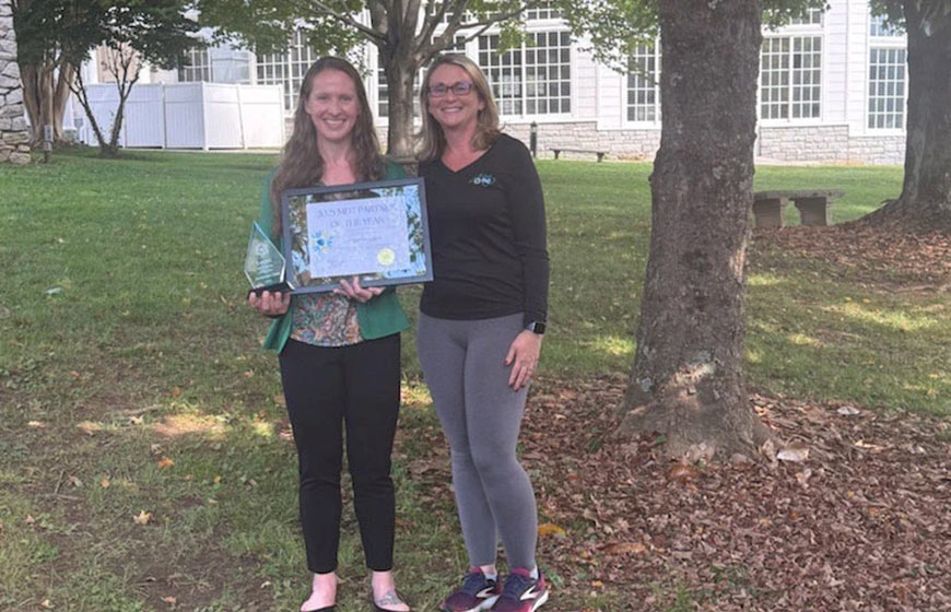 Photo of Jacquelyn Lane receiving Outstanding MDT Partner of the Year award